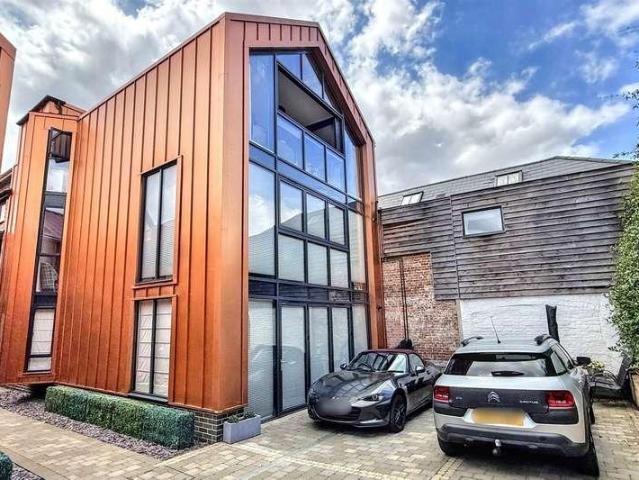 Flat for sale in Salisbury, Wiltshire