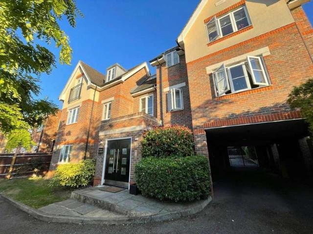 Flat for sale in Greenhill, Greater London