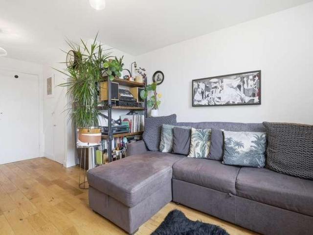 Flat for sale in Snaresbrook, Greater London