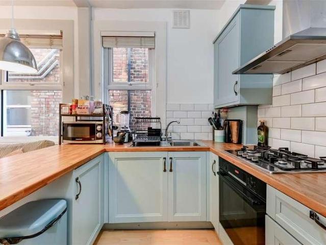 Flat for sale in London Borough of Merton, Collier's Wood