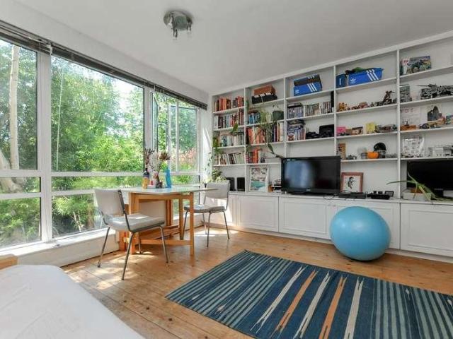 Flat for sale in Stoke Newington, Greater London