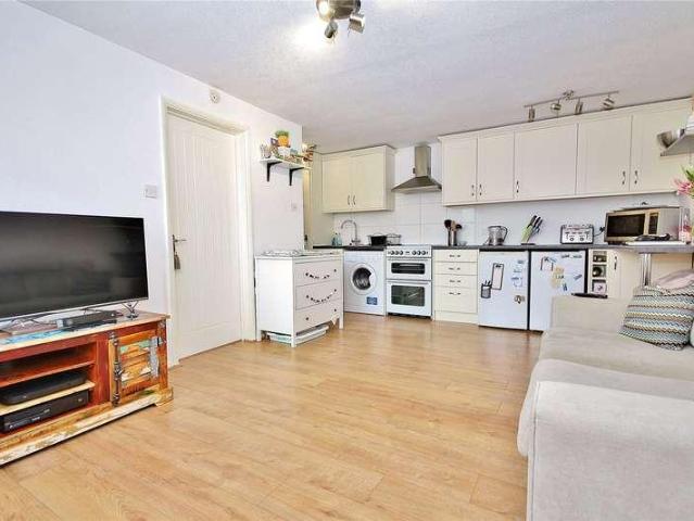 Flat for sale in Heol-las, Surrey