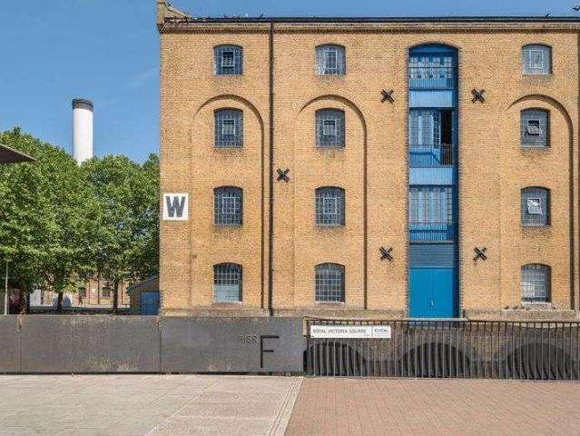 Flat for sale in Canning Town, Greater London