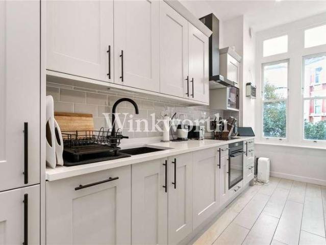 Flat for sale in Harringay, Greater London