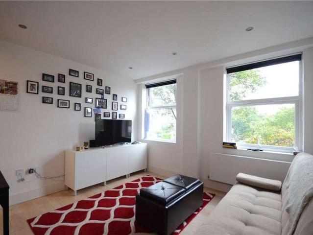 Flat for sale in Emmbrook, Wokingham
