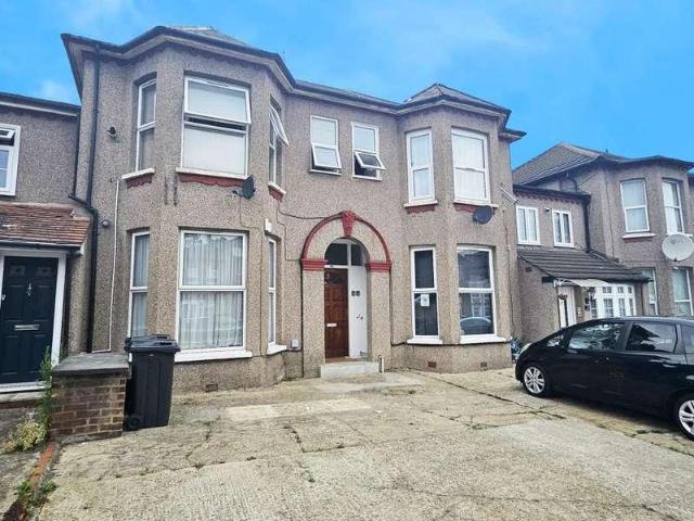 Flat for sale in Gants Hill, Greater London