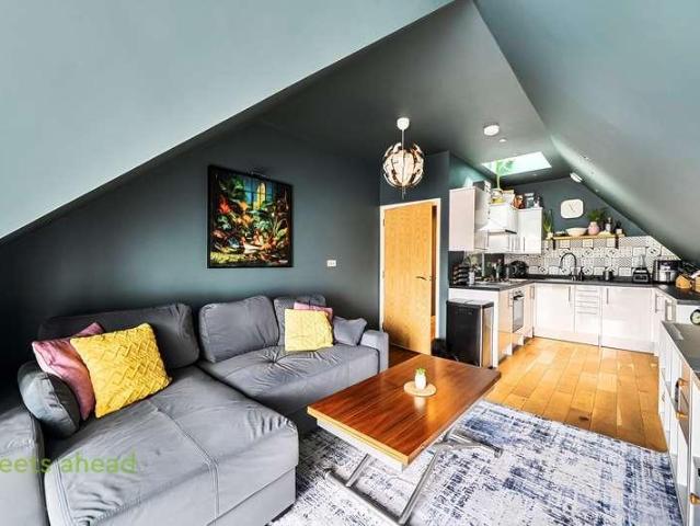 Flat for sale in London Borough of Croydon, Greater London