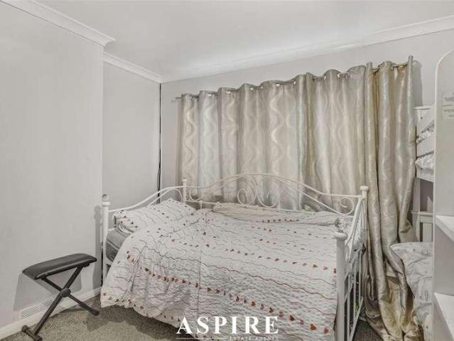 Flat for sale in Vange, Essex