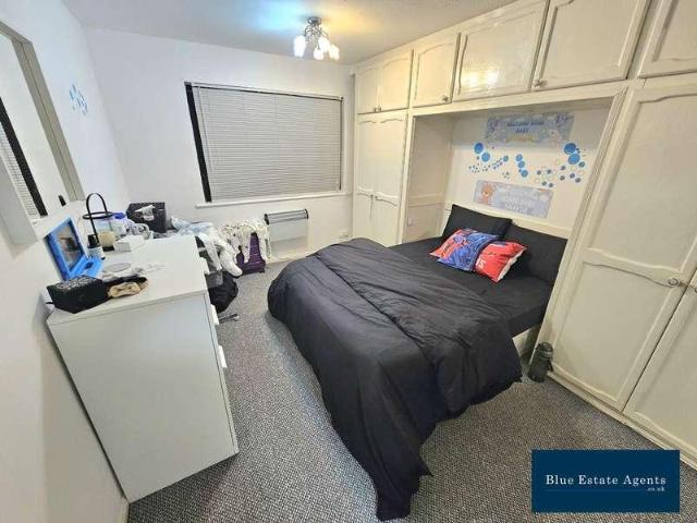 Flat for sale in London Borough of Hounslow, Heston