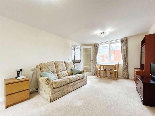 Flat for sale in Heol-las, Surrey