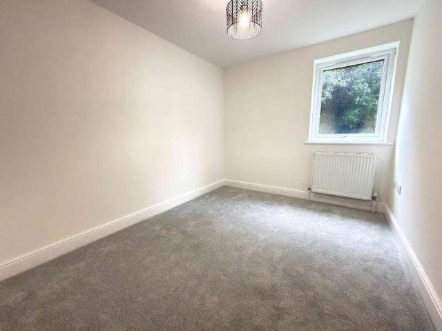 Flat for sale in Farley Hill, Spring Park