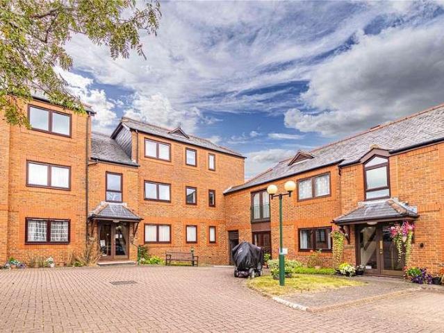 Flat for sale in Pouchen End, Hertfordshire