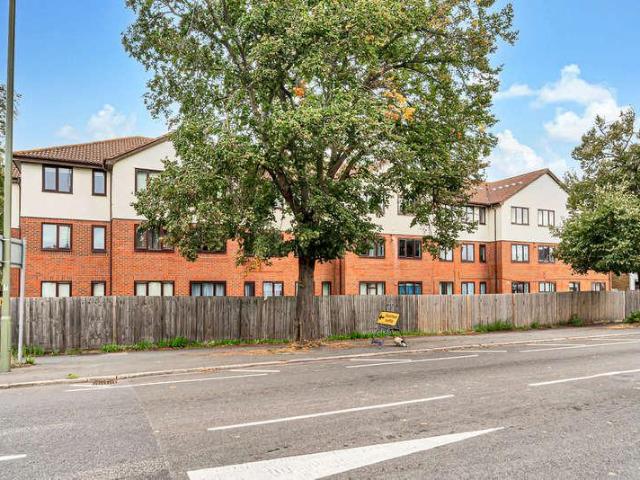 Flat for sale in Ashford Common, Lower Halliford