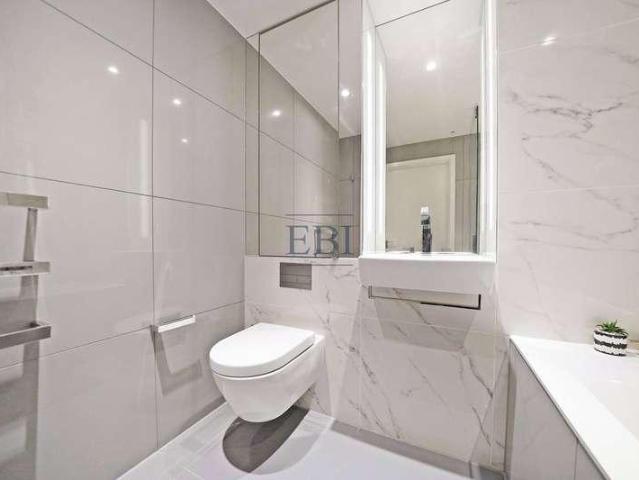 Flat for sale in Isle Of Dogs, Greater London