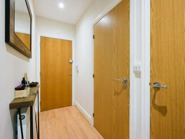 Flat for sale in Manor Park, Epsom