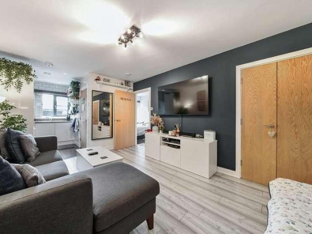 Flat for sale in London Borough of Merton, Mitcham