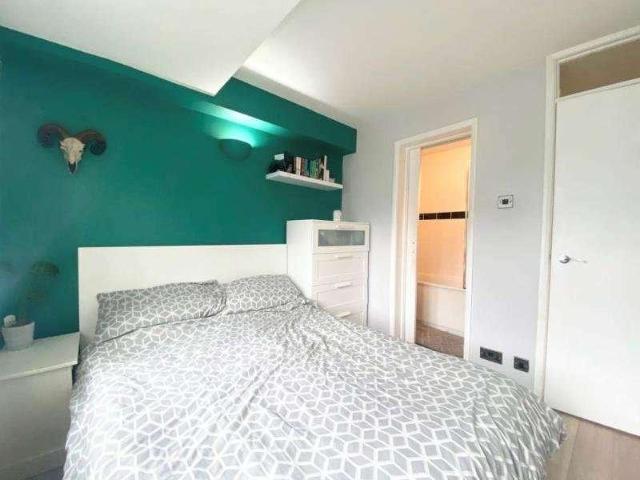 Flat for sale in Woking, Surrey