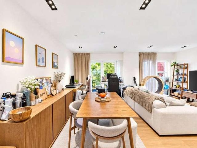 Flat for sale in London Borough of Lambeth, Greater London