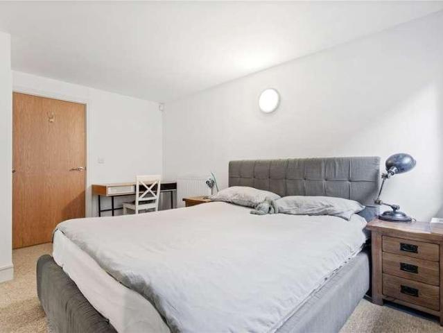 Flat for sale in Oval, Greater London
