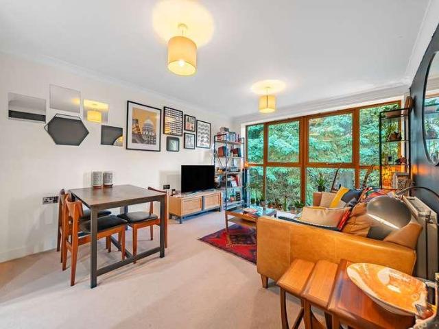 Flat for sale in Elmbridge, Surrey