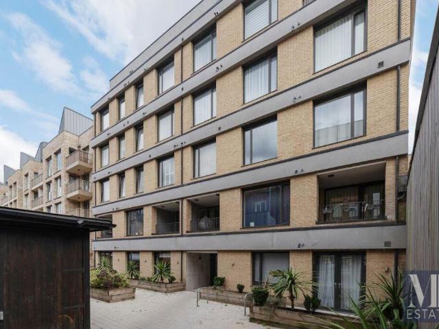 Flat for sale in Queen's Park, Greater London