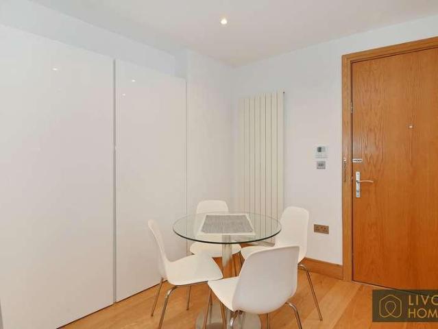 Flat for sale in Isle Of Dogs, Greater London