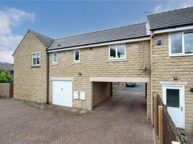 Flat for sale in Cottingley, West Yorkshire