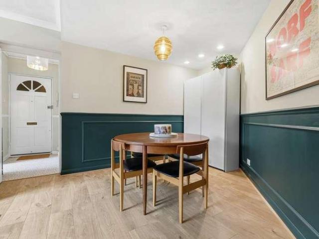 Flat for sale in Wanstead, Greater London