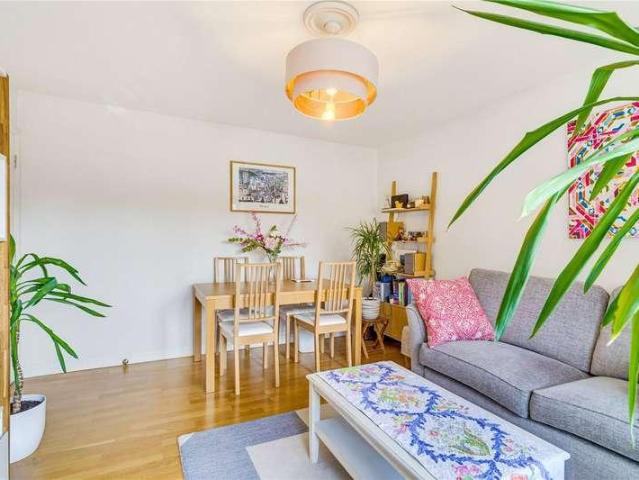 Flat for sale in Balham, Greater London