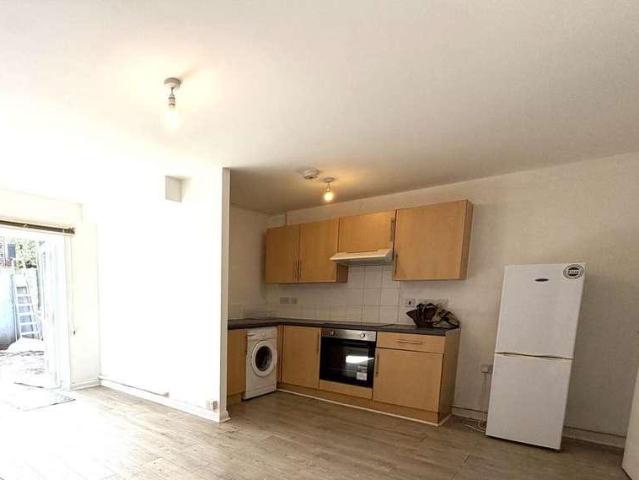 Flat for sale in Finsbury Park, Greater London