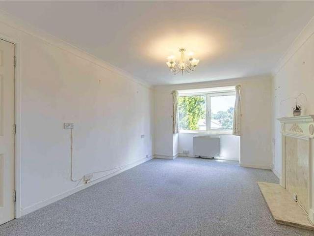 Flat for sale in Bushey, Bushey Heath