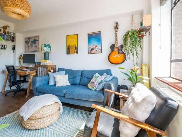 Flat for sale in Camberwell, Greater London