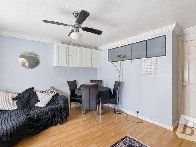 Flat for sale in Wickford