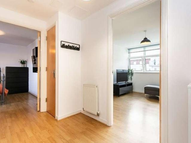 Flat for sale in Hillside, Leith