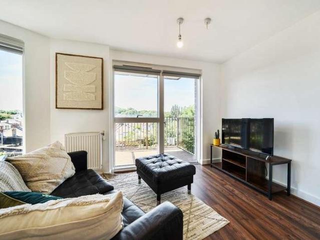 Flat for sale in London Borough of Lewisham, Ladywell