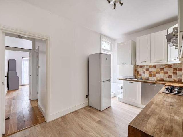 Flat for sale in London Borough of Wandsworth, Greater London