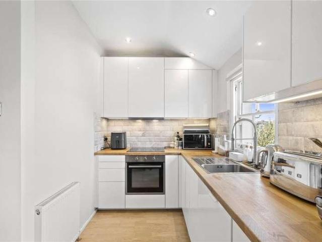 Flat for sale in London Borough of Wandsworth, Greater London