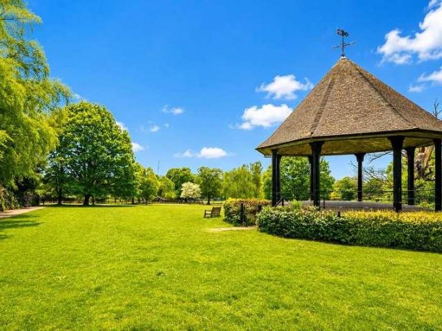 Flat for sale in Golders Green, Greater London