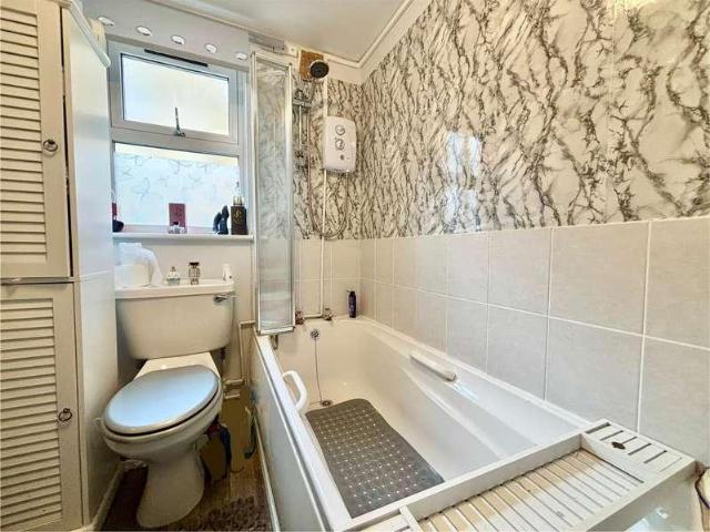 Flat for sale in Queensbury, West Yorkshire