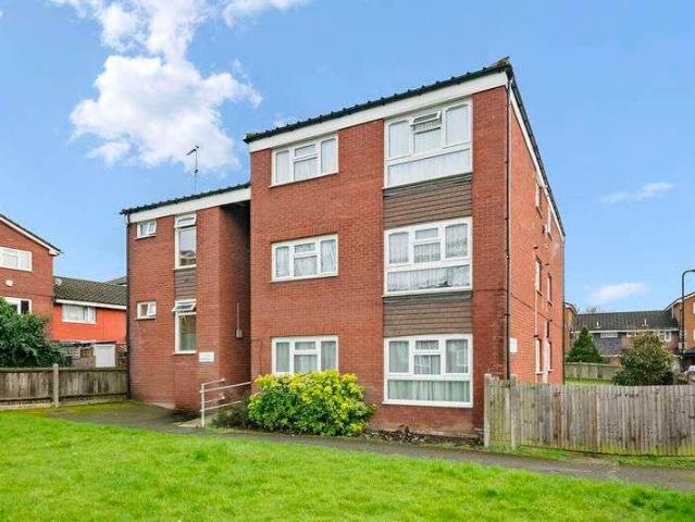 Flat for sale in London Borough of Ealing, Greater London