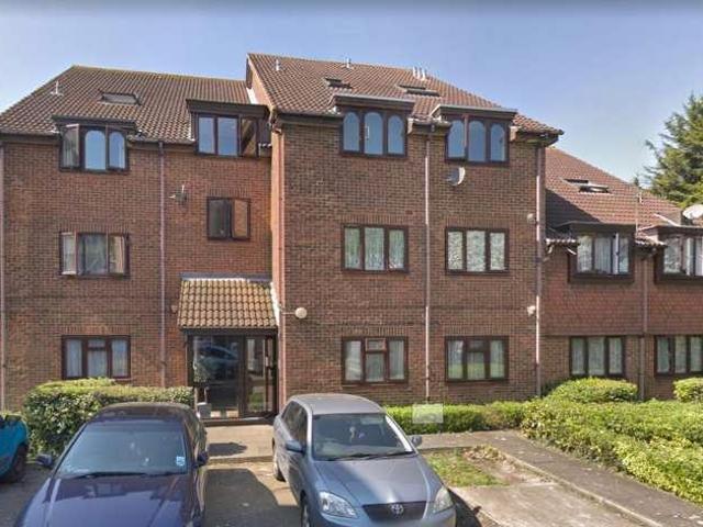 Flat for sale in Lane, Greater London