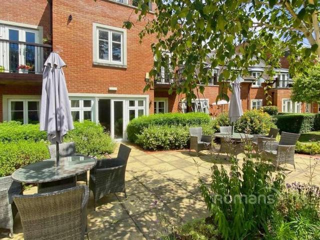 Flat for sale in Emmbrook, Wokingham