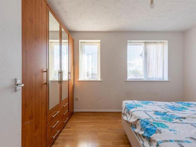 Flat for sale in London Borough of Hounslow, Heston