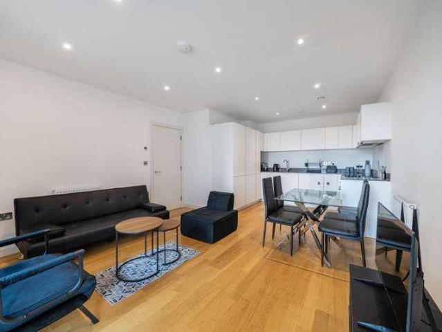 Flat for sale in London Borough of Ealing, Greater London