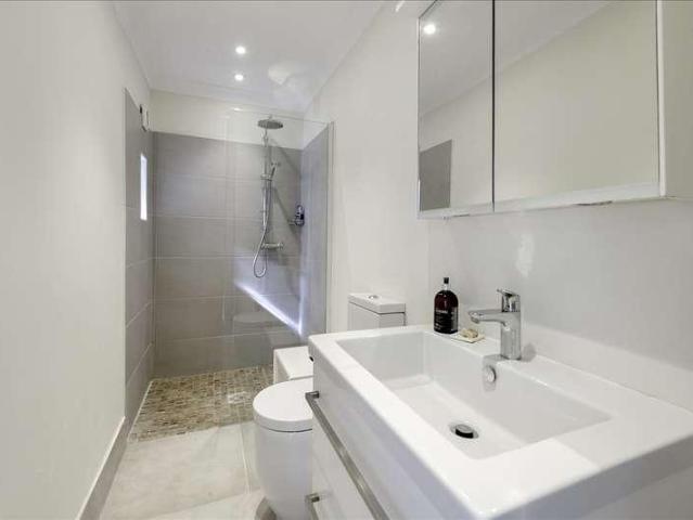 Flat for sale in Shepherd's Bush, Greater London