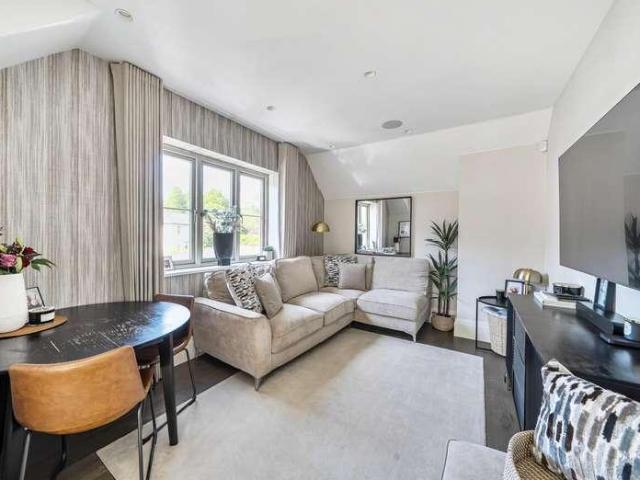 Flat for sale in Bushey Heath, Hertfordshire