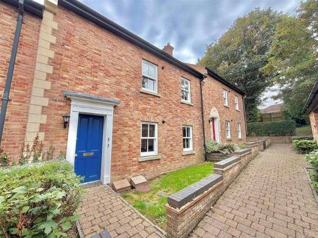 Flat for sale in Ashlyns Estate, Pouchen End