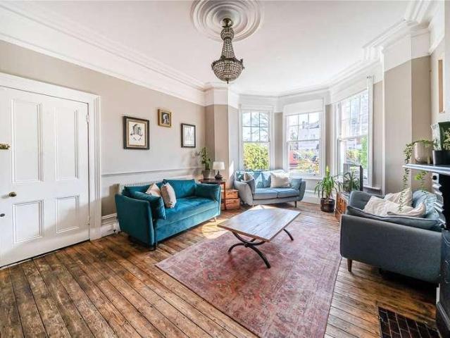 Flat for sale in Hornsey, Greater London