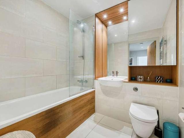 Flat for sale in London Borough of Hounslow, Greater London