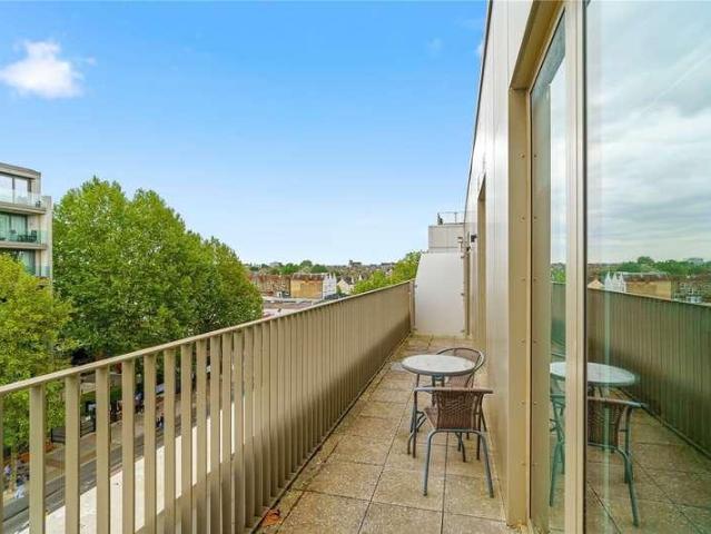 Flat for sale in Balham, Greater London
